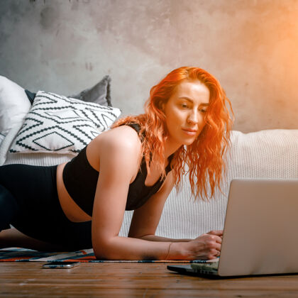 体位一个年轻的女人喜欢在家里运动 在线锻炼爱好卧室沙发