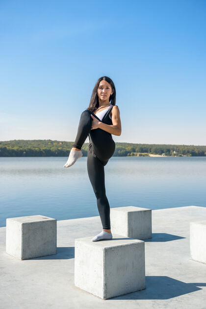运动员年轻的黑发女人在工作前练习瑜伽健康的概念和健康的生活方式放松姿势活动