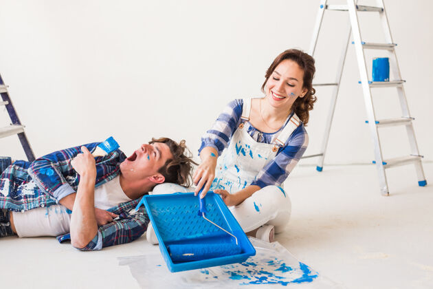 微笑笑眯眯的情侣在做家居装修装修修复技能