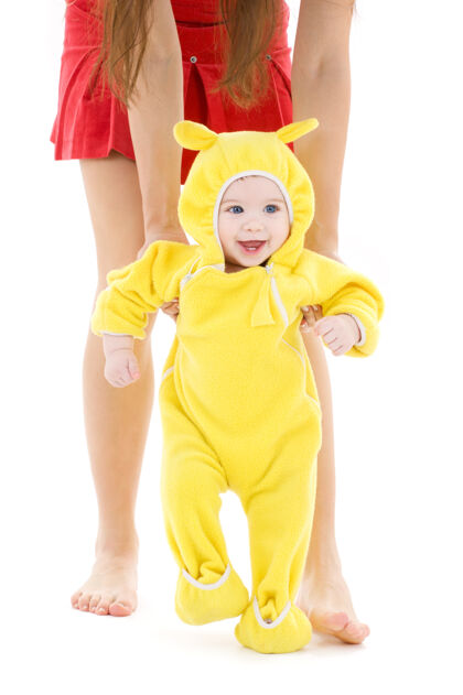 健康穿黄色套装的婴儿迈出了第一步无忧无虑小可爱