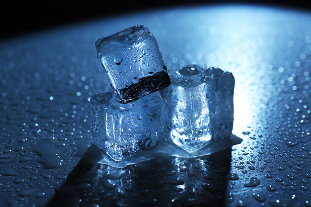 特写在蓝光下融化冰块 闭嘴冰酒吧透明