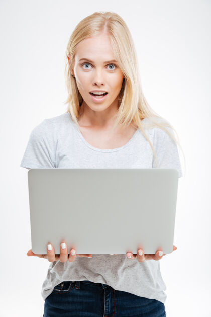 使用美丽兴奋的女人拿着笔记本电脑隔离在白色背景上笔记本电脑电脑打字