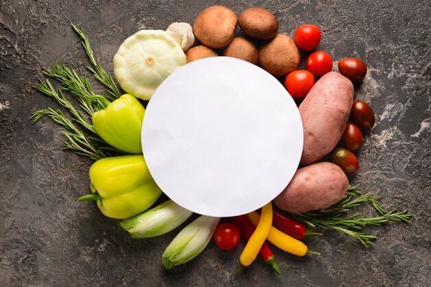 生的用新鲜蔬菜和空白卡片组成蔬菜顶部烹饪