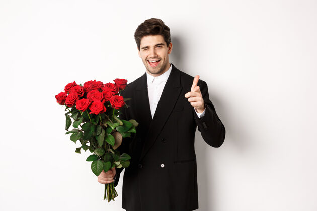男人穿着黑色西装的帅哥浪漫的形象求婚浪漫婚礼