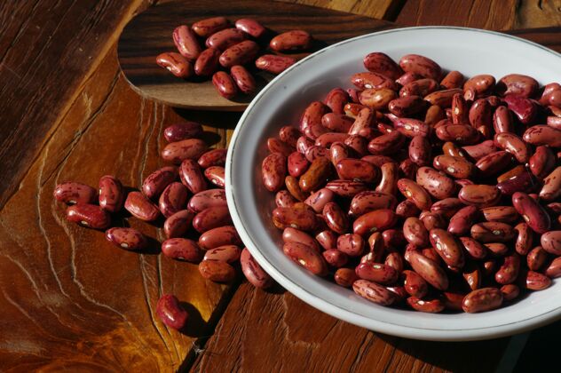 棕色柚木桌上五颜六色的芸豆特写健康豆类