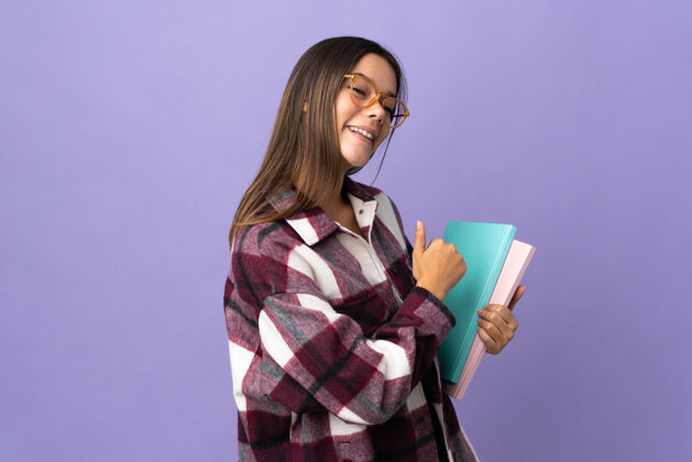 人年轻的女学生孤立在紫色的骄傲和自满学习自信教育