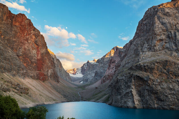山景美丽宁静的湖泊在芬斯山脉（帕米尔的分支）在塔吉克斯坦山风景风景