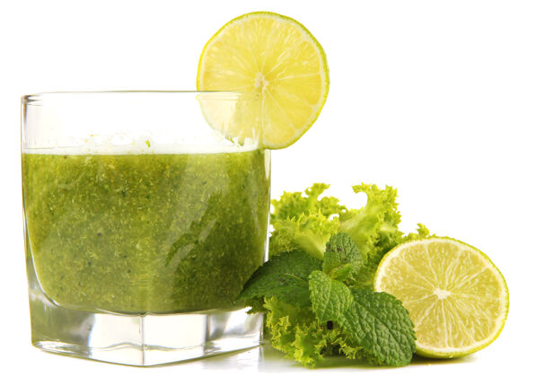 果汁一杯绿色蔬菜汁和白柠檬多汁健康蔬菜