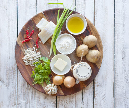 料理健康和饮食天然食品配料鱼豆欧芹洋葱和土豆肉丸上桌豆类食物木材