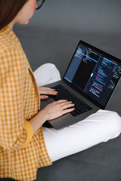 女性年轻的女手机开发者在电脑上写程序代码程序员的工作程序员人使用