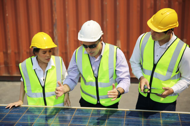 解决方案技术人员安装太阳能电池板来生产和分配电力能源技术概念专业知识可持续性员工