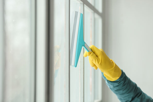 污垢年轻人在家擦窗户消毒擦拭卫生