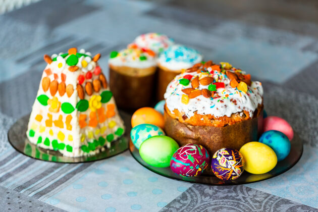 季节传统的复活节餐桌上有自制的复活节蛋糕和彩蛋杏仁复活节彩蛋面包