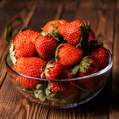 水果在木桌上放一碗新鲜的草莓食物成熟生态
