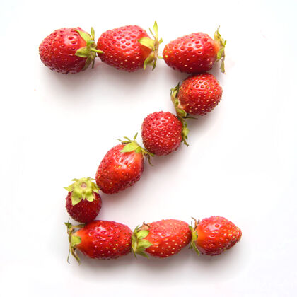 自然白色背景上红色新鲜草莓的英文字母z农业叶子食物