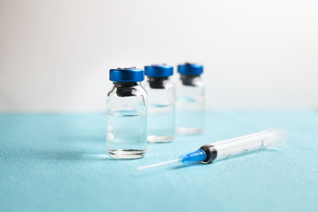 瓶子注射用透明药物的医用真空管大规模疫苗接种的想法 冠状病毒疫苗的研制就摆在了一张蓝色的桌子上治疗免疫药物