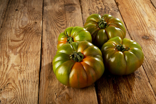 木板绿肋西红柿在一个乡村木板上美味意大利意大利