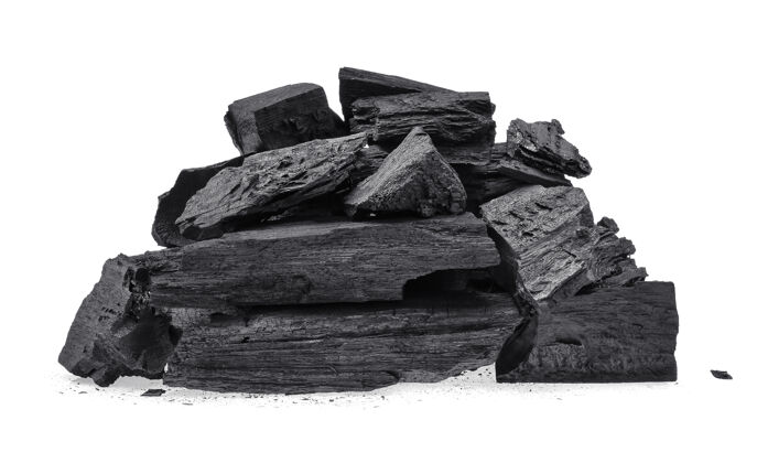 硬木白色背景上的木炭低高木炭