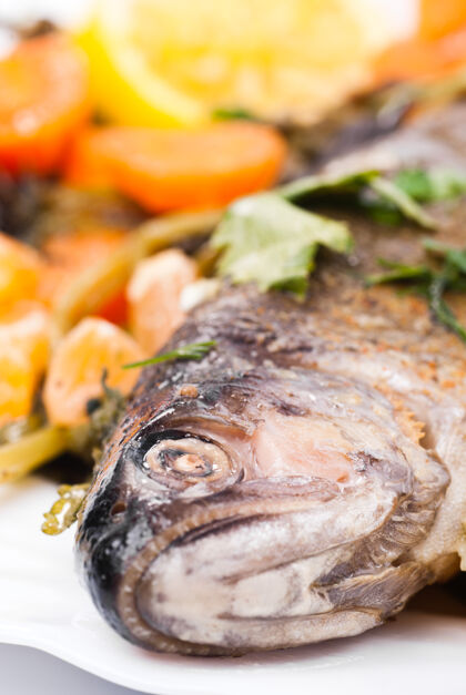 烧烤蔬菜和香草烤鳟鱼鳟鱼香料薯条