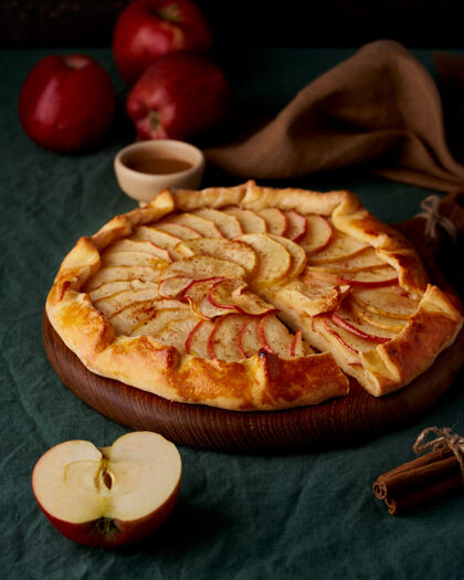 切片苹果派 水果馅饼 深绿色桌布上的甜点 垂直的苹果馅饼零件