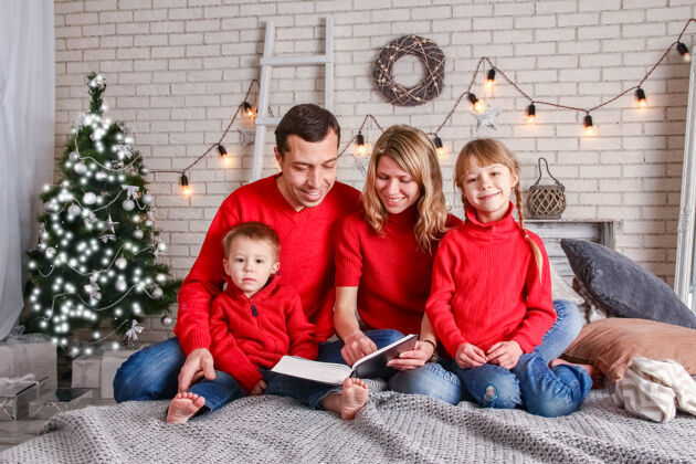 室内圣诞快乐一家人在家看书父亲妈妈幼儿