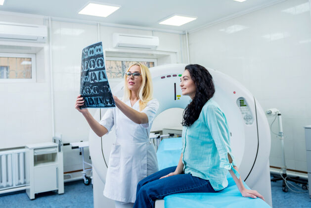 测试放射科医生和一个女病人一起检查ct扫描扫描仪诊断疾病