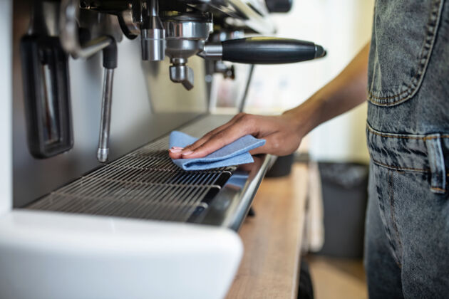 触摸维护清洁女性咖啡馆工作场所咖啡机触摸餐巾的洗手面正面清洁餐巾