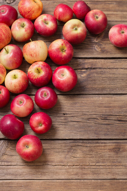 营养老木头背景上的红苹果吃花园水果