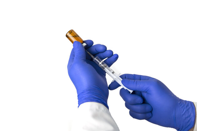 药房医生把注射疫苗注入注射器流行病设备药品