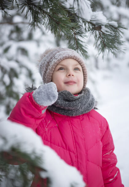 孩子冬天的孩子一个小女孩 在外面玩冬天一个漂亮的冬天的孩子肖像快乐孩子 冬季户外乐趣玩耍十二月乐趣