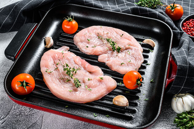 块生火鸡胸肉泛有机家禽肉灰色背景.top查看晚餐健康烹饪