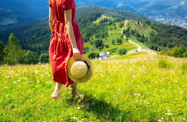 环保美丽的女孩山女人穿着亚麻长裙 头戴草帽旅行太棒了夏日的大自然生活方式女孩看