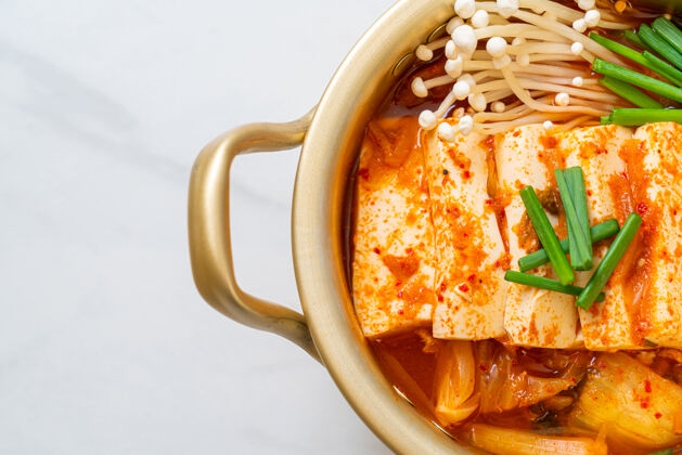 辛辣泡菜汤加软豆腐或韩国泡菜韩国炖肉传统风格的食物筷子韩国传统食品洋葱