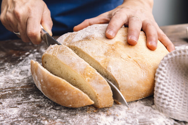 切片手切面包片的细节地壳块面包