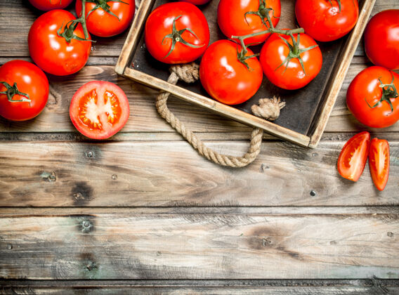 营养成熟的西红柿放在木桌上的托盘上饮食营养圆形