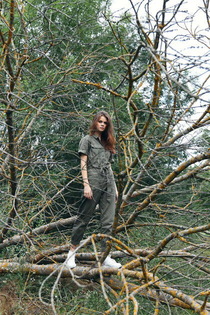 成人女人在树上穿着运动鞋 空气清新森林自然年轻女人森林