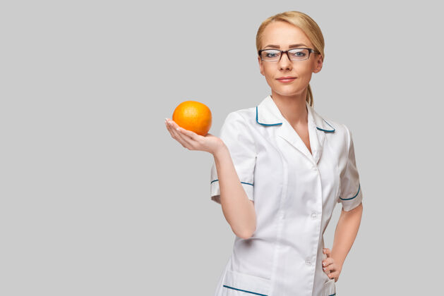 水化营养师医生健康的生活方式理念-持橘子果健康减肥健康的生活方式