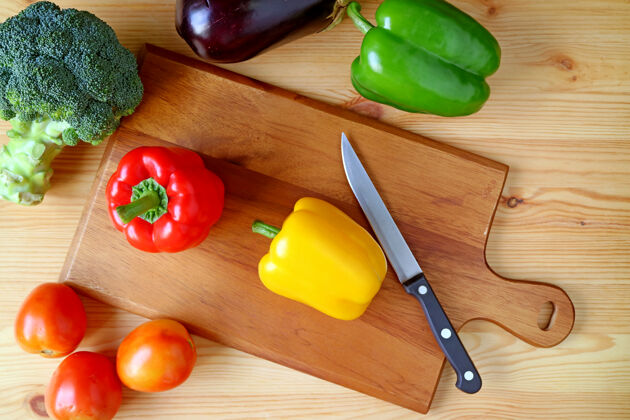 活力顶视图黄色的甜椒在切菜板上用刀和另一种蔬菜西兰花新鲜刀