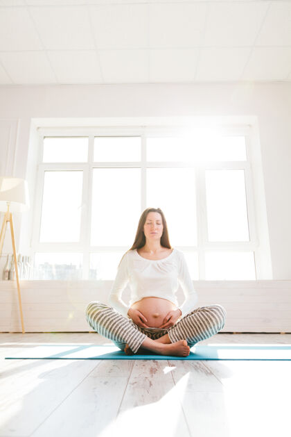 健康孕妇在家做瑜伽怀孕年轻姿势