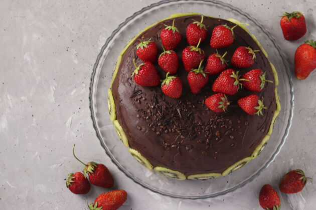 装饰巧克力自制蛋糕装饰草莓和猕猴桃位于灰色混凝土表面 水平格式 顶视图 复制空间甜味顶视图美食
