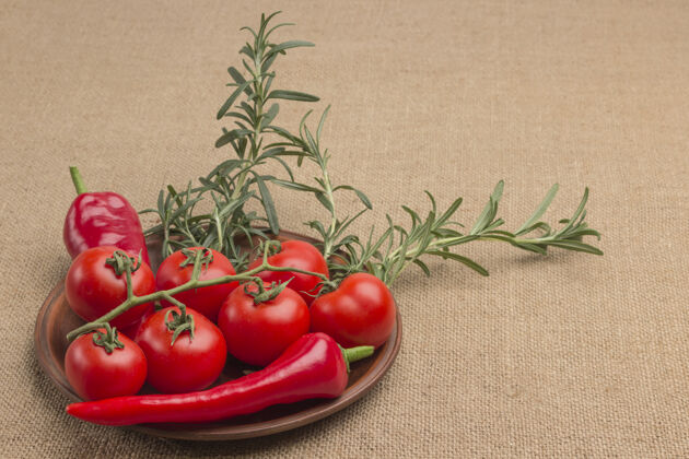 蔬菜西红柿 辣椒和迷迭香在粗麻布上吃蔬菜有机
