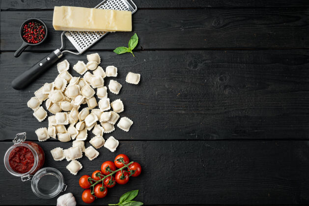 食谱意大利馄饨配帕尔玛干酪和罗勒 放在黑色木桌上烹饪玉米饼饺子