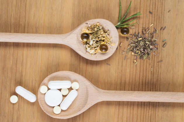 制药顺势疗法药物与药片替代药物与草药和顺势疗法药片放在木桌上花卉砂浆药物