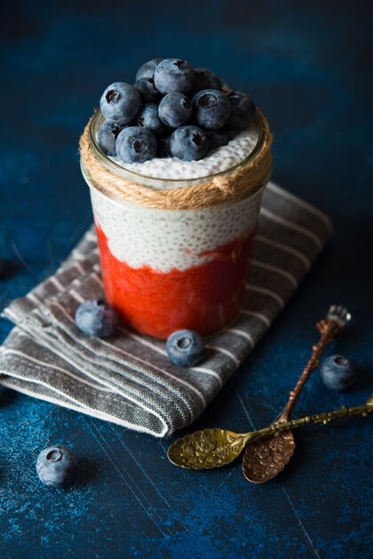 蓝莓纯素佳佳布丁 加椰奶和草莓泥在罐子里加布丁熟的健康