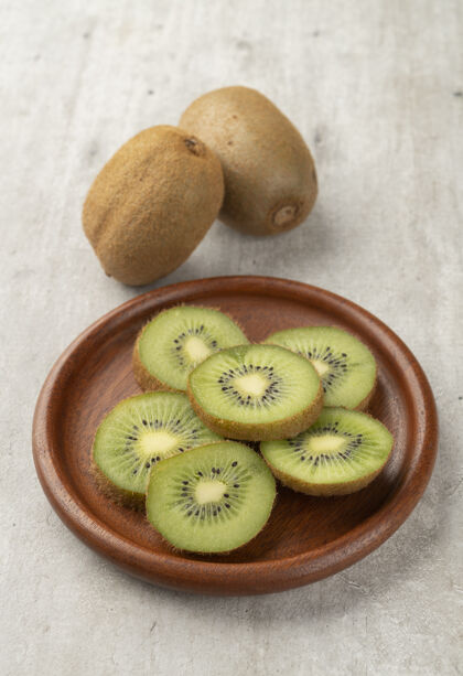 健康在木板上放两片猕猴桃水果食品营养