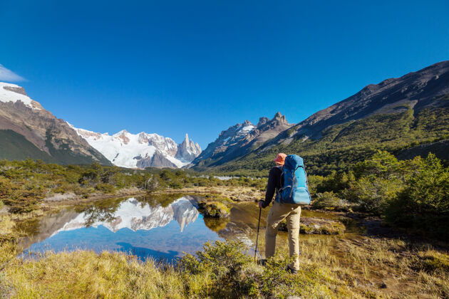 风景在巴塔哥尼亚山脉徒步旅行 阿根廷徒步旅行山峰白天