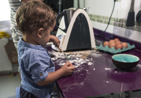 年轻两个孩子在用厨房机器人做煎饼自制面包师厨师