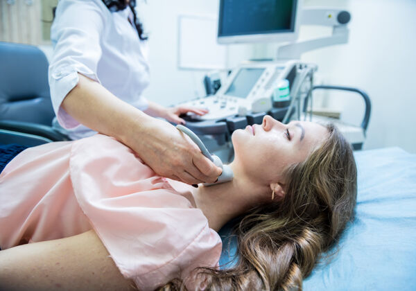 设备医生用超声波扫描仪检查一个女人的甲状腺检查控制职业