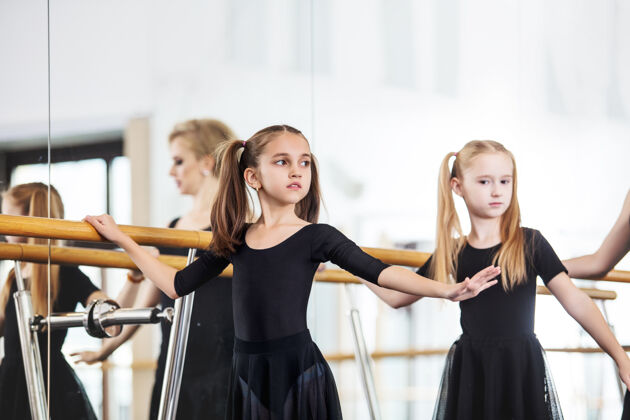 经典小漂亮可爱的女孩和孩子们在舞蹈课上和教练一起训练学校舞蹈女人