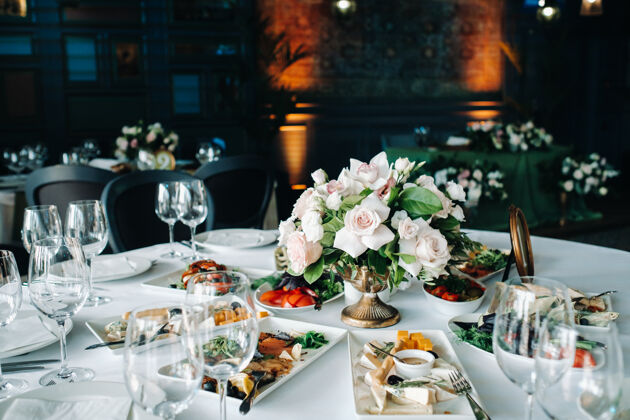 餐厅婚礼桌上装饰着鲜花 在城堡的桌子上 餐桌上装饰着烛光晚餐餐桌组成装饰
